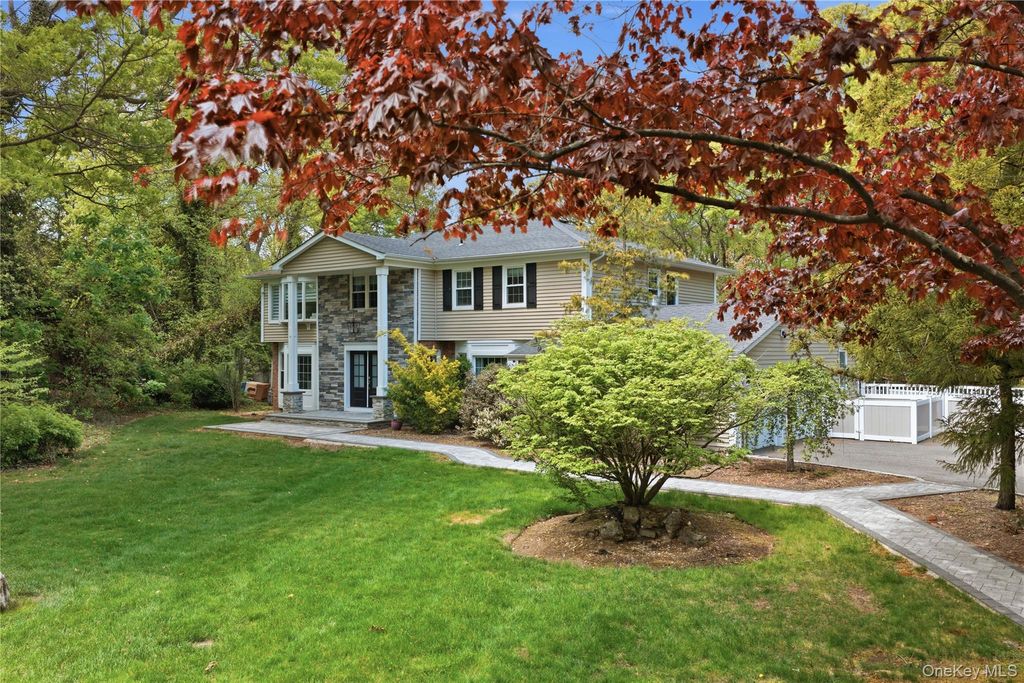 Photo of 10 Stony Run Court, Dix Hills, NY 11746 (MLS # 1000444)