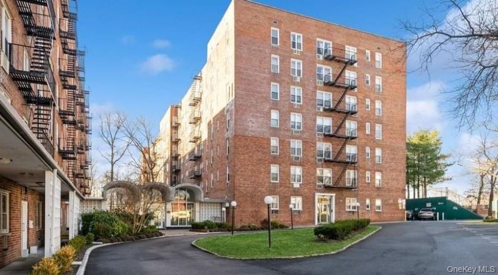 Photo of 54-40 Little Neck Parkway #6M, Little Neck, NY 11362 (MLS # 956137)