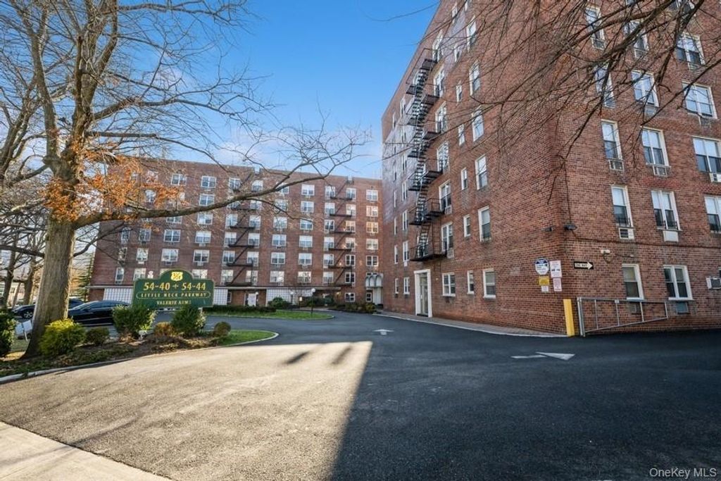 Photo of 54-40 Little Neck Parkway #6M, Little Neck, NY 11362 (MLS # 956137)