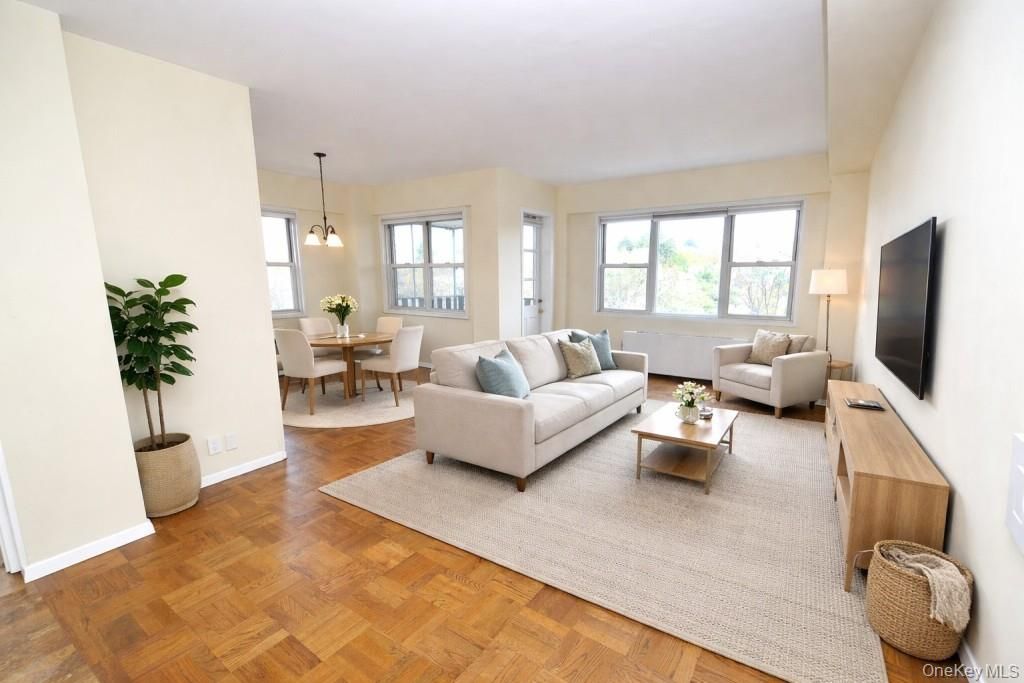 Photo of 240 Garth Road #7J2, Scarsdale, NY 10583 (MLS # 985740)