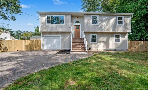 Photo of 31 Perry Lane, Wheatley Heights, NY 11798 (MLS # 917943)