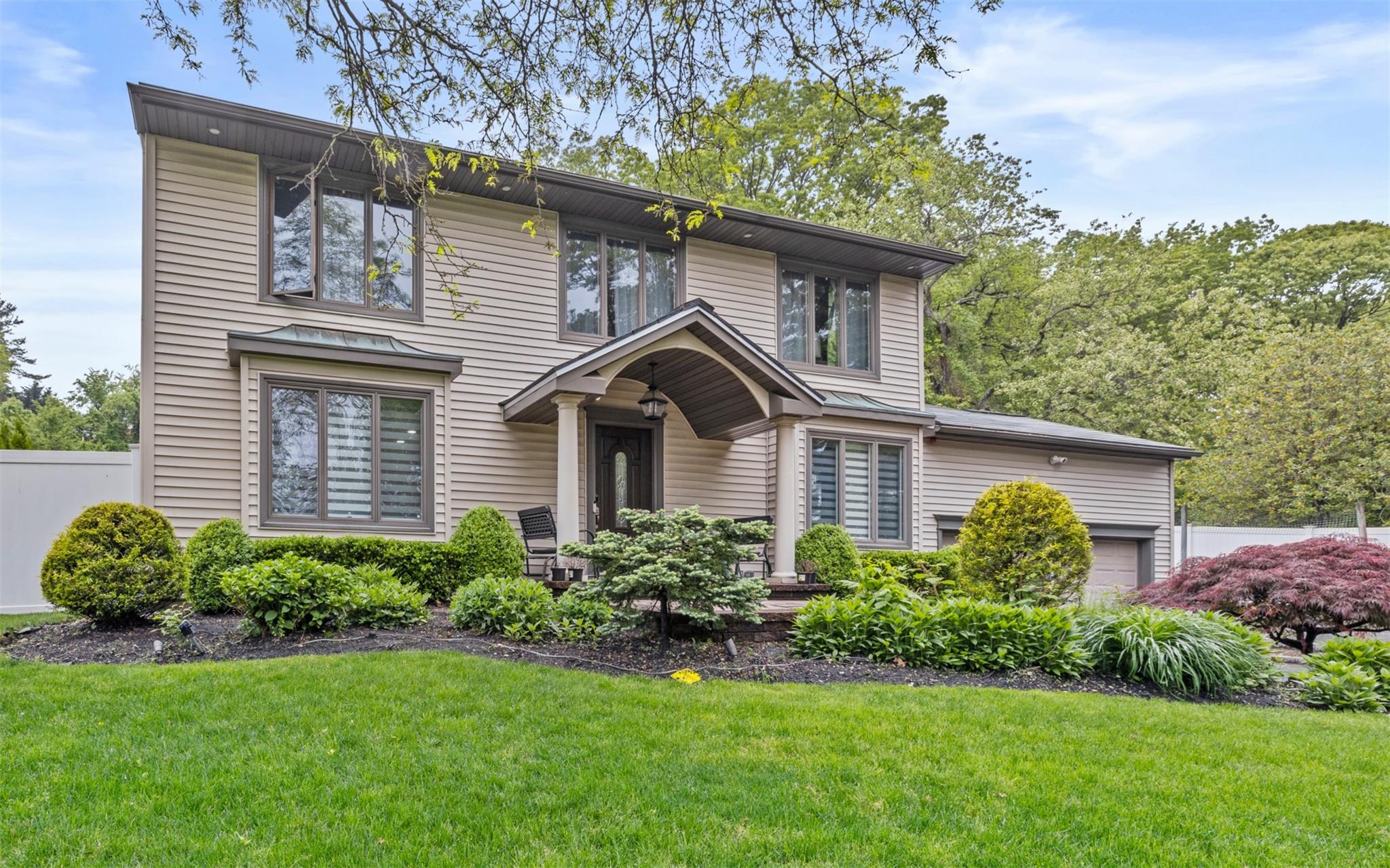 94 Stonehurst Lane, Dix Hills, New York image 2