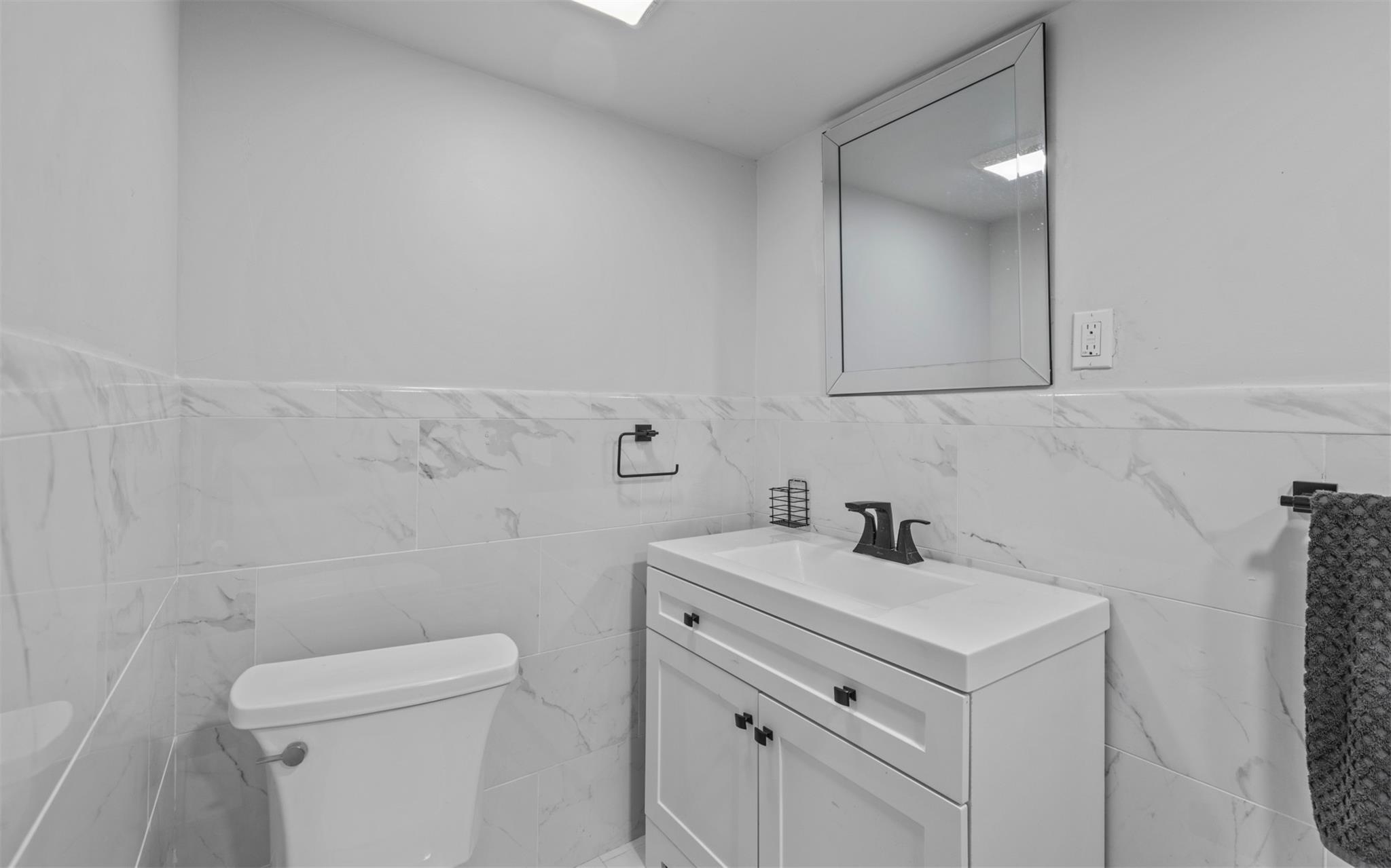 94 Stonehurst Lane, Dix Hills, New York image 32