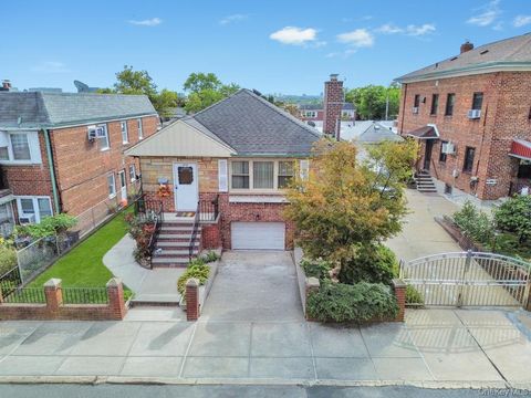 Photo of 120-28 Graham Court, Flushing, NY 11354 (MLS # 919904)