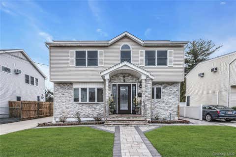 Condo For Sale - 5 Malone Street<br/> Hicksville, NY 11801