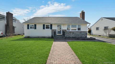 Homes For Sale - 4 Cecil Place<br/> Hicksville, NY 11801