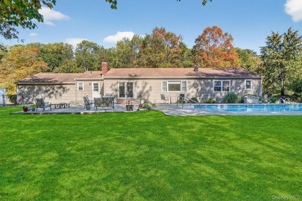 Photo of 37 Continental Drive, West Nyack, NY 10994 (MLS # 918928)