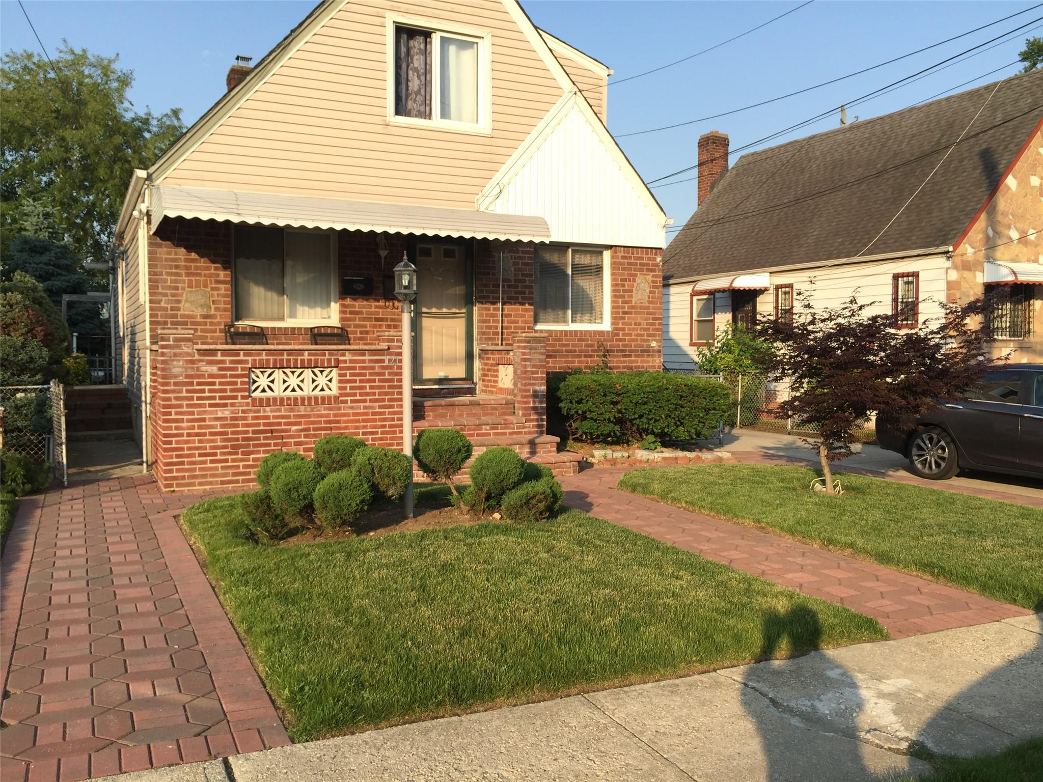 196th Street, Springfield Gardens, Queens, NY - 3 Bedrooms  
3 Bathrooms  
5 Rooms - 