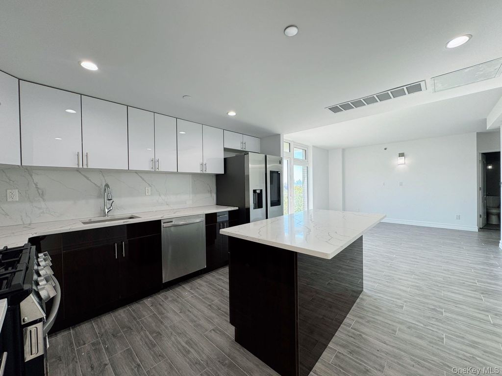 Photo of 65-18 Austin St St #8H, Rego Park, NY 11374 (MLS # 841130)