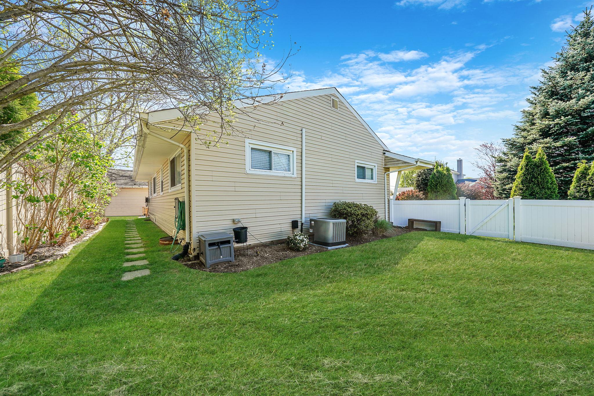 1 Elizabeth Drive, Bethpage, New York image 32
