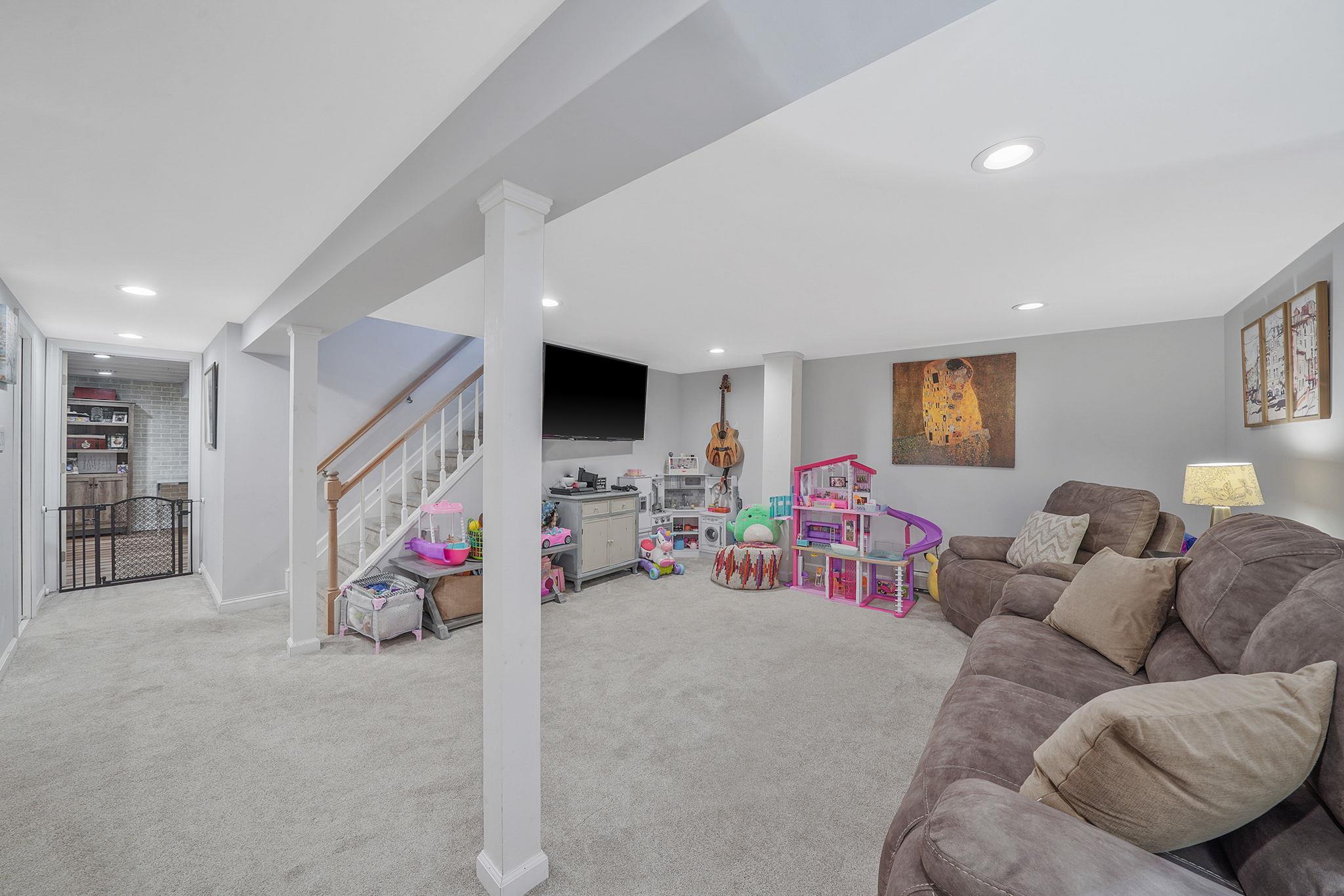 1 Elizabeth Drive, Bethpage, New York image 21