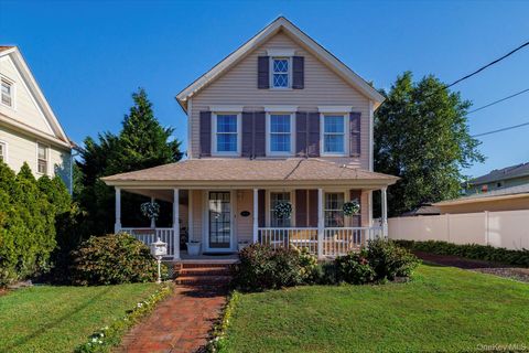 Photo of 7 Waverly Place, Rockville Centre, NY 11570 (MLS # 905934)