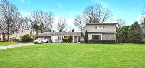 Photo of 5 Fieldstone Lane, Great Neck, NY 11020 (MLS # 983252)