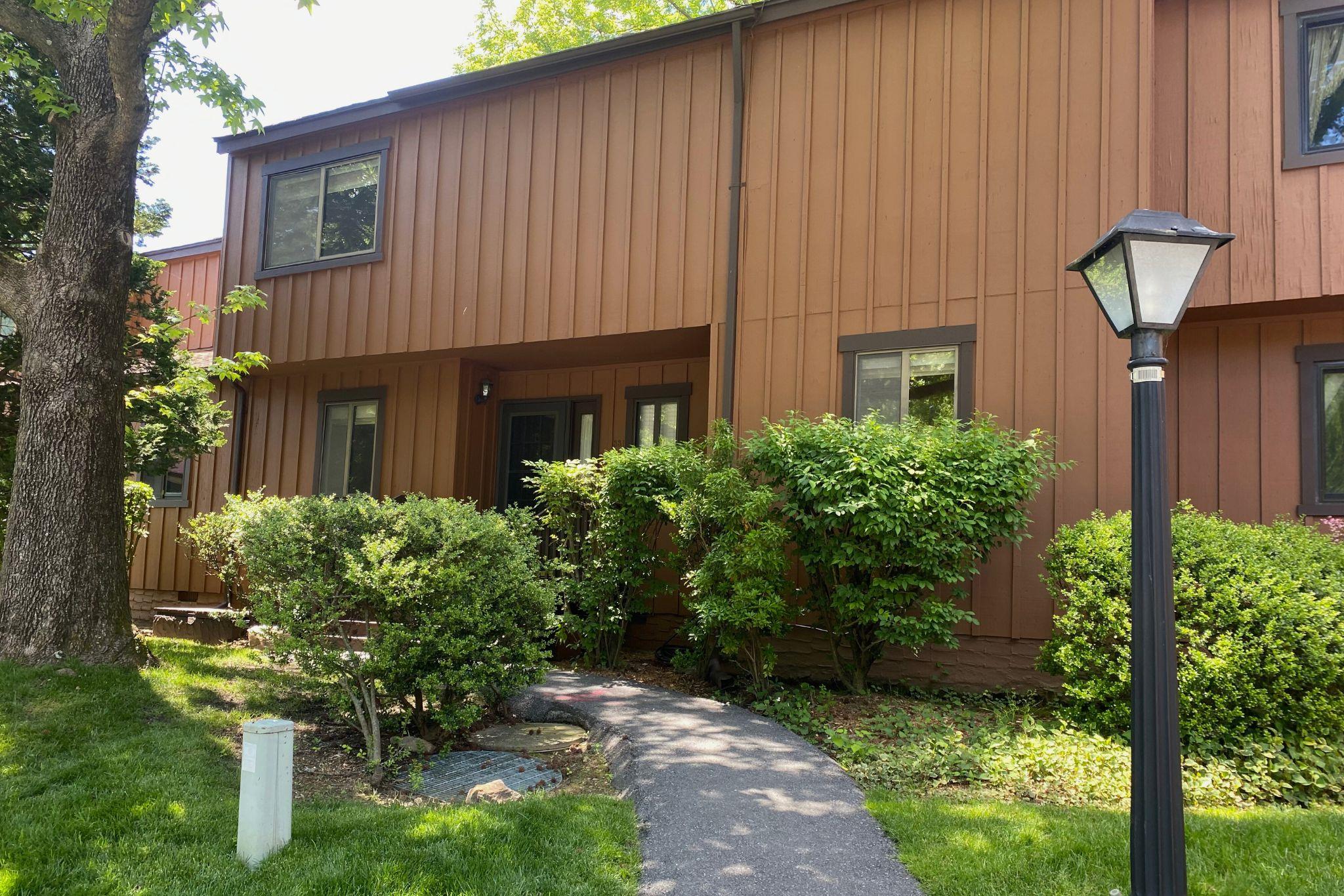 Birch Lane, Irvington, New York - 2 Bedrooms  
2 Bathrooms  
6 Rooms - 