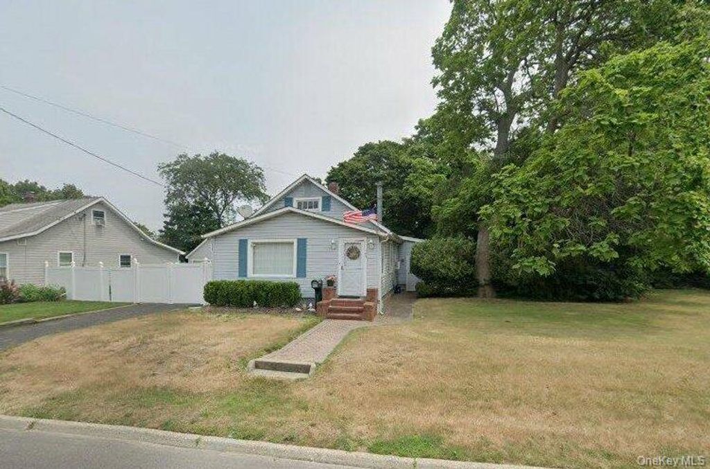 Photo of 109 Grove Avenue, Patchogue, NY 11772 (MLS # 993290)