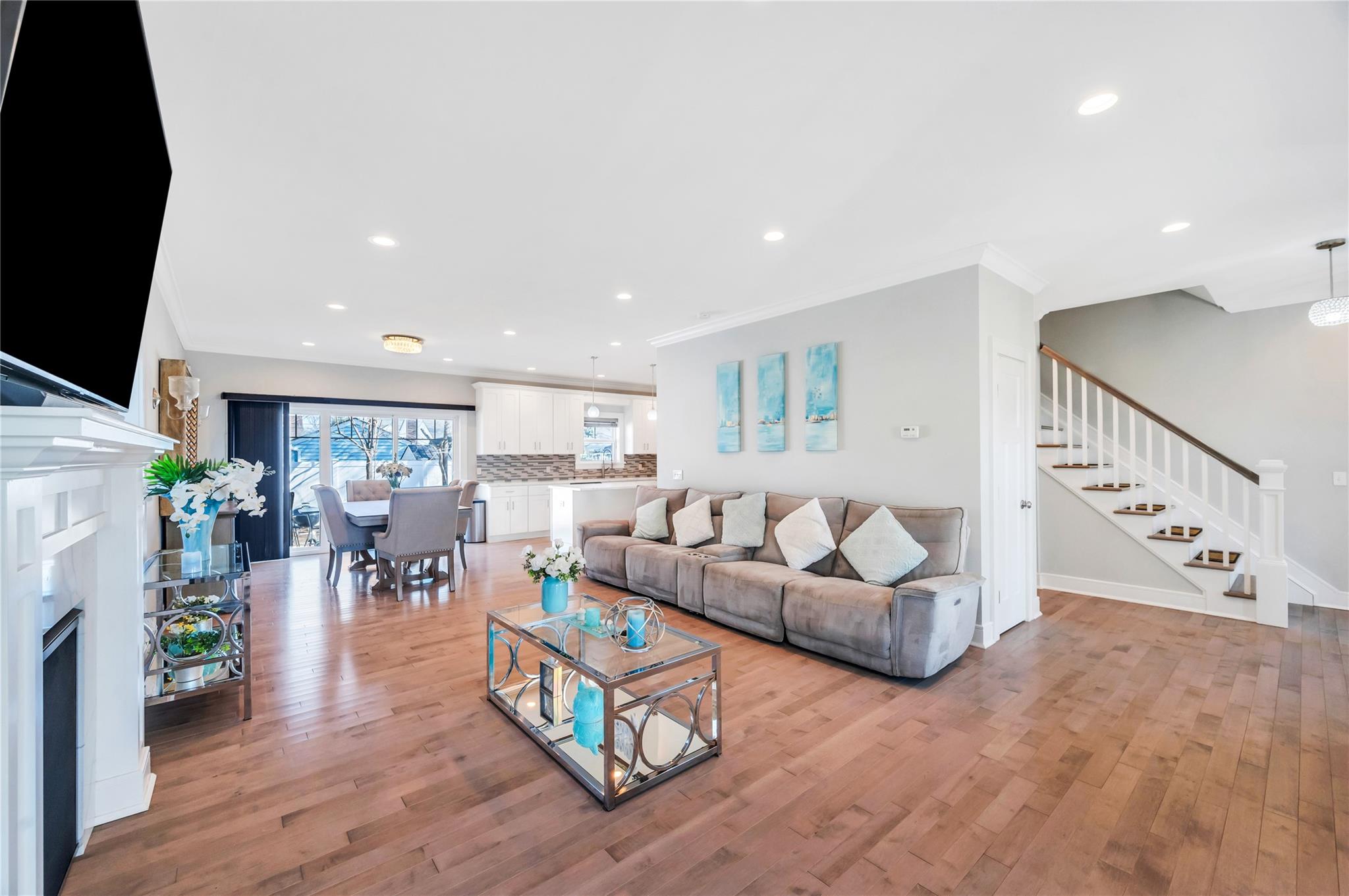 14 Cambridge Avenue, Melville, New York image 6