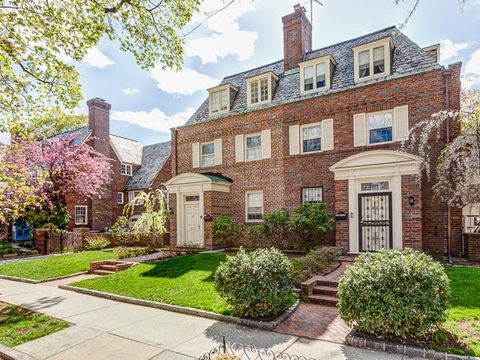 34-24 87 ST Jackson Heights NY 11372