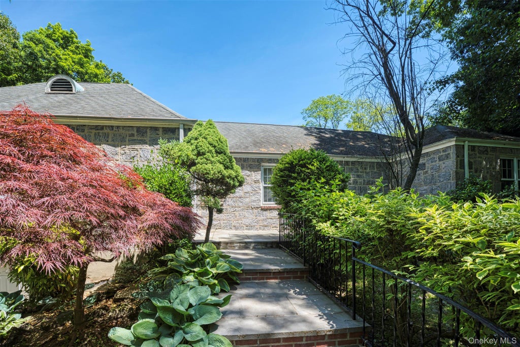 Photo of 49 The Birches, Roslyn, NY 11576 (MLS # 1005886)