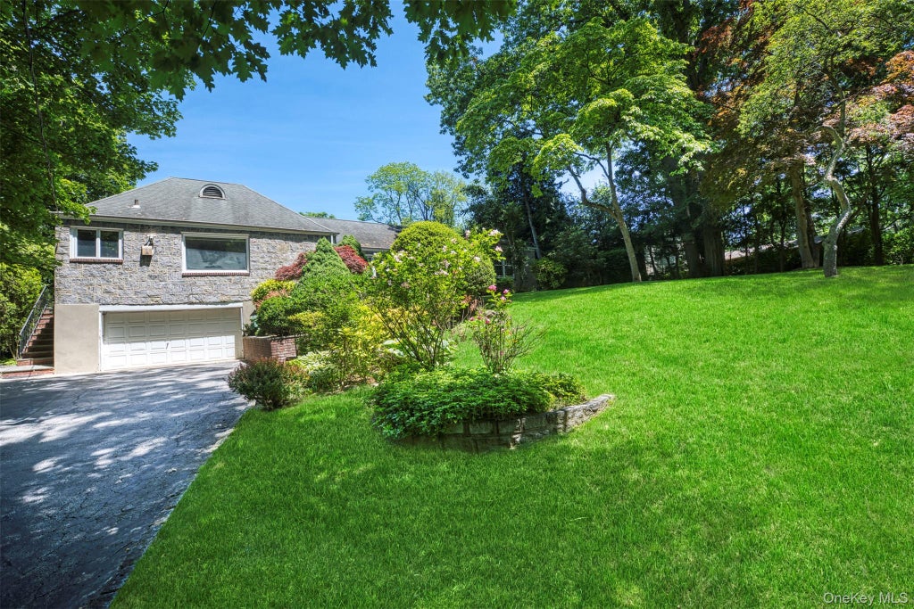 Photo of 49 The Birches, Roslyn, NY 11576 (MLS # 1005886)