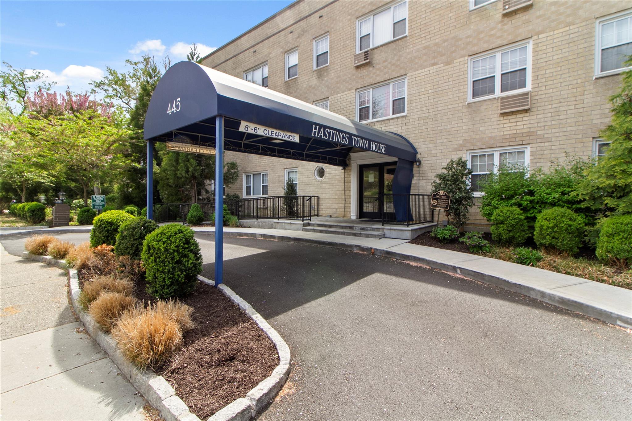 Broadway 2M, Hastings-On-Hudson, New York - 2 Bedrooms  
2 Bathrooms  
5 Rooms - 