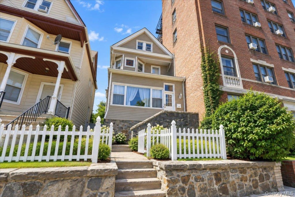 Photo of 183 Saratoga Avenue, Yonkers, NY 10705 (MLS # 1047732)