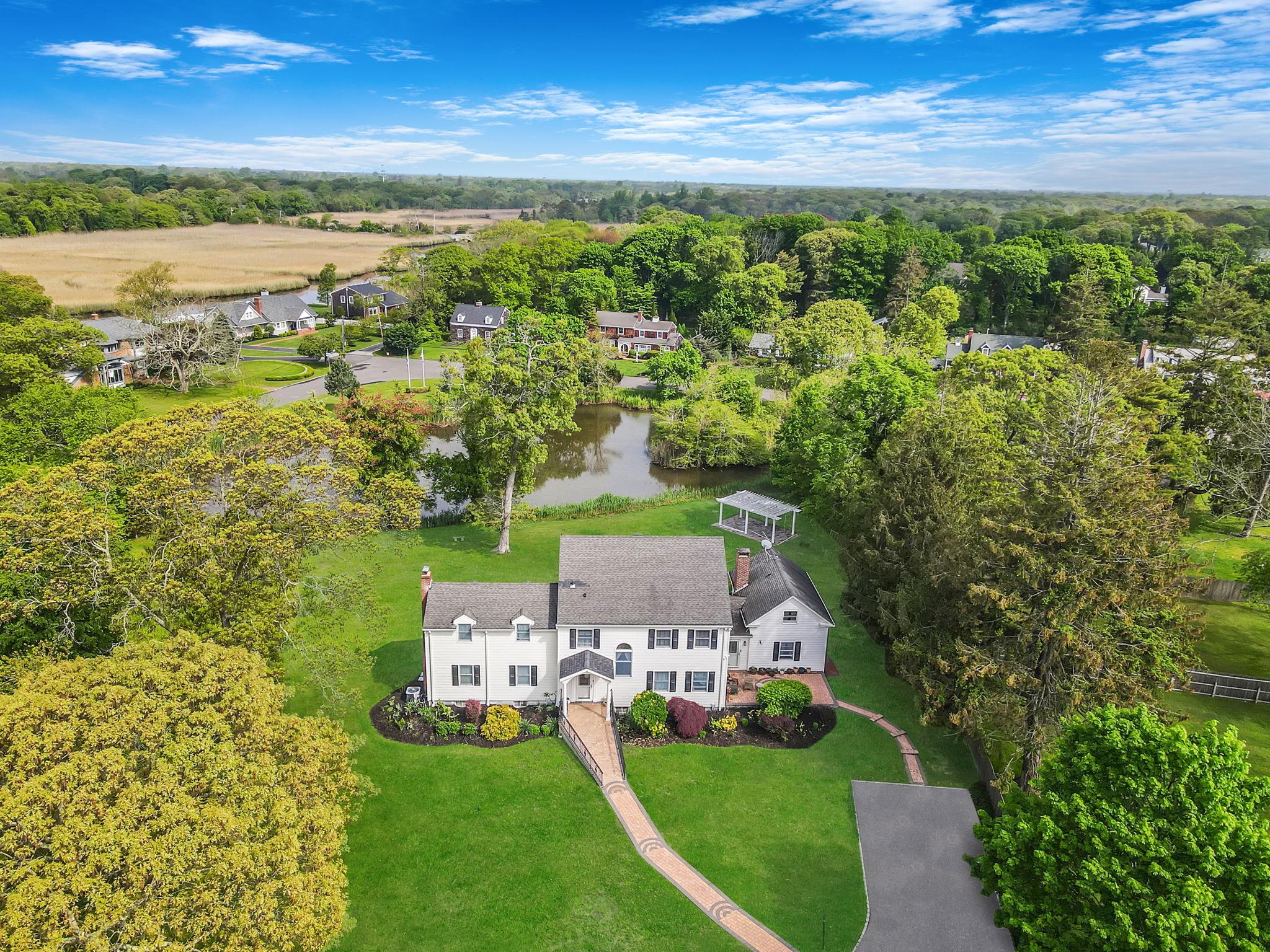 21 Demarre Lane, Bayport, New York image 9