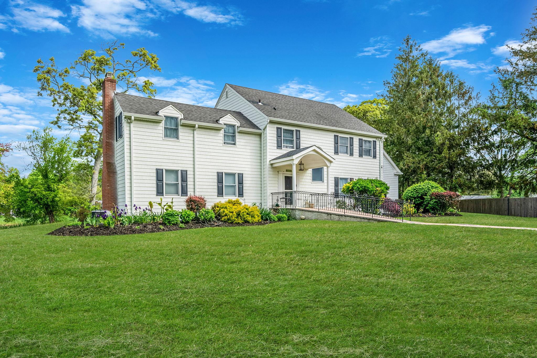 21 Demarre Lane, Bayport, New York image 3