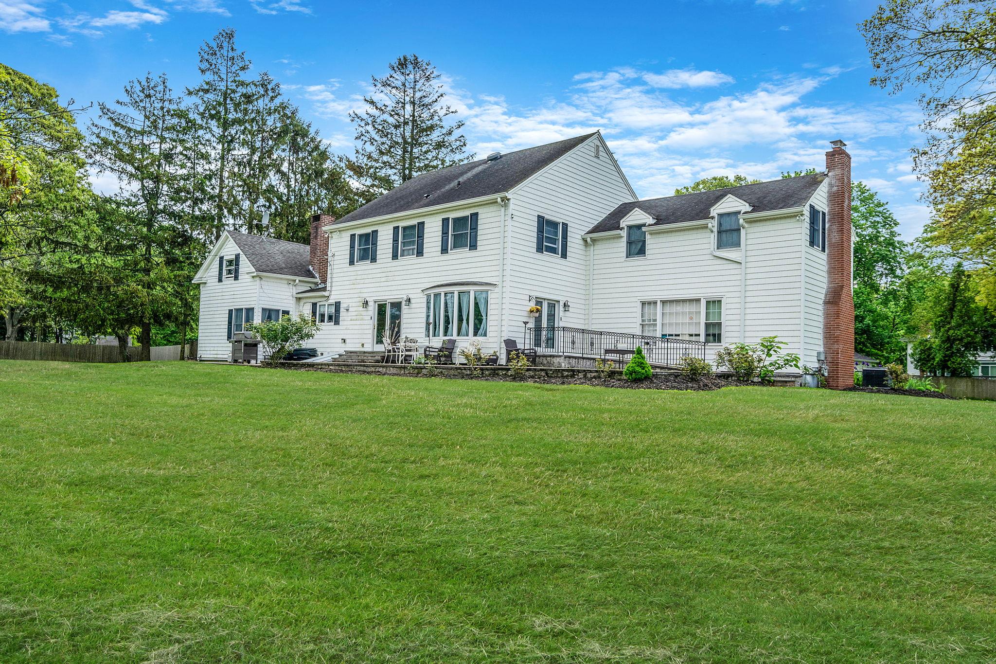 21 Demarre Lane, Bayport, New York image 4