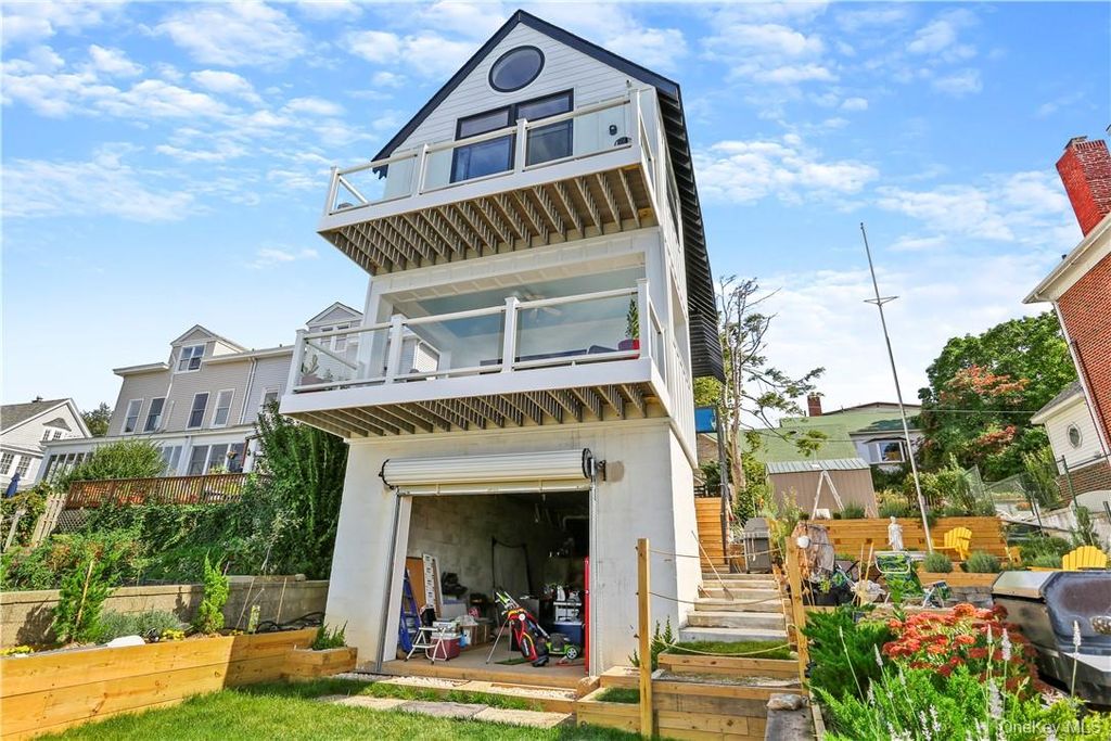 Photo of 81 Rochelle Street, Bronx, NY 10464 (MLS # 973685)