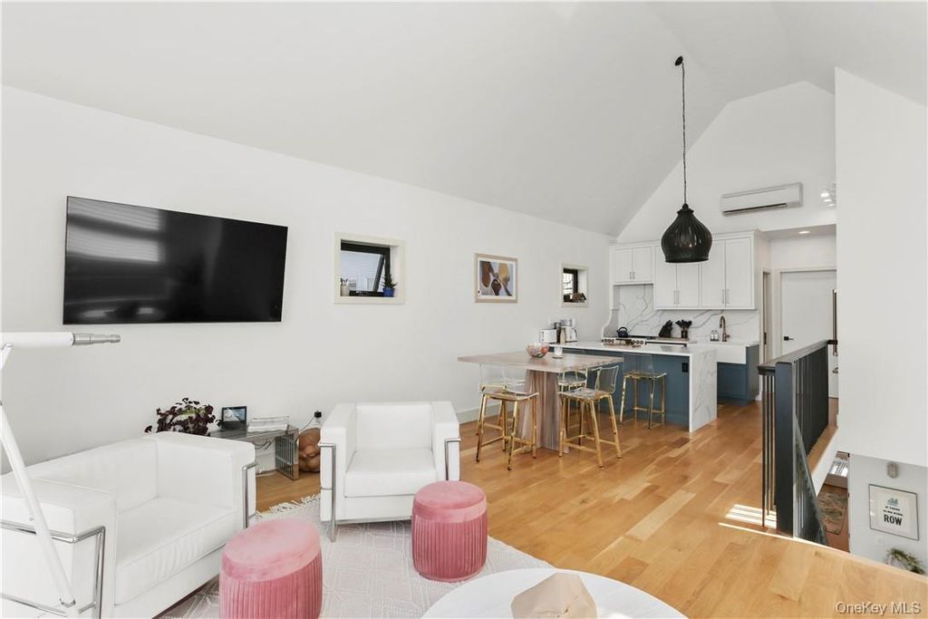 Photo of 81 Rochelle Street, Bronx, NY 10464 (MLS # 973685)