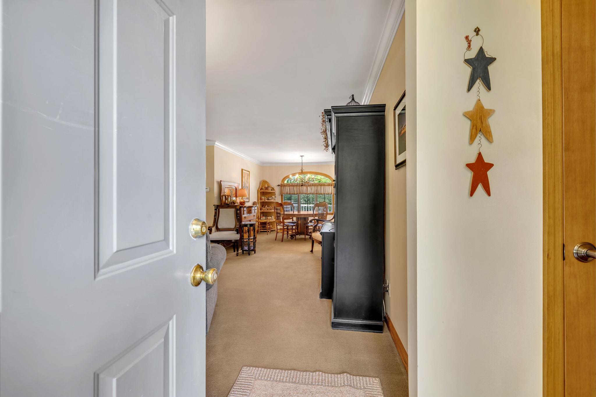 22 Witte Drive, Call Listing Agent, New York image 3