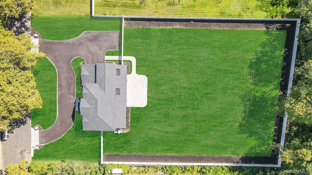 Photo of 14 Quintree Lane, Melville, NY 11747 (MLS # 882154)
