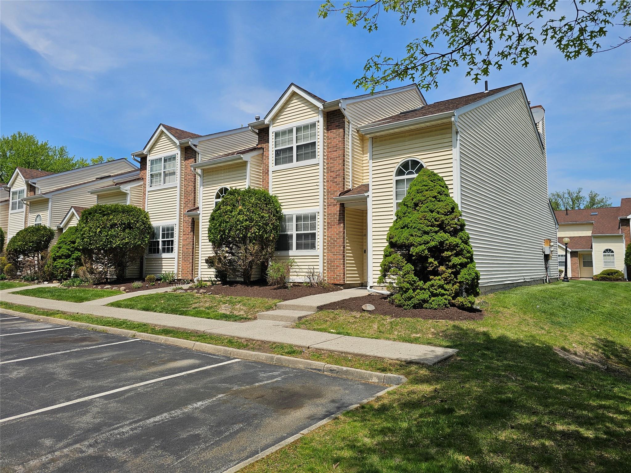 Woodlake Drive, Middletown, New York - 3 Bedrooms  
2 Bathrooms  
6 Rooms - 