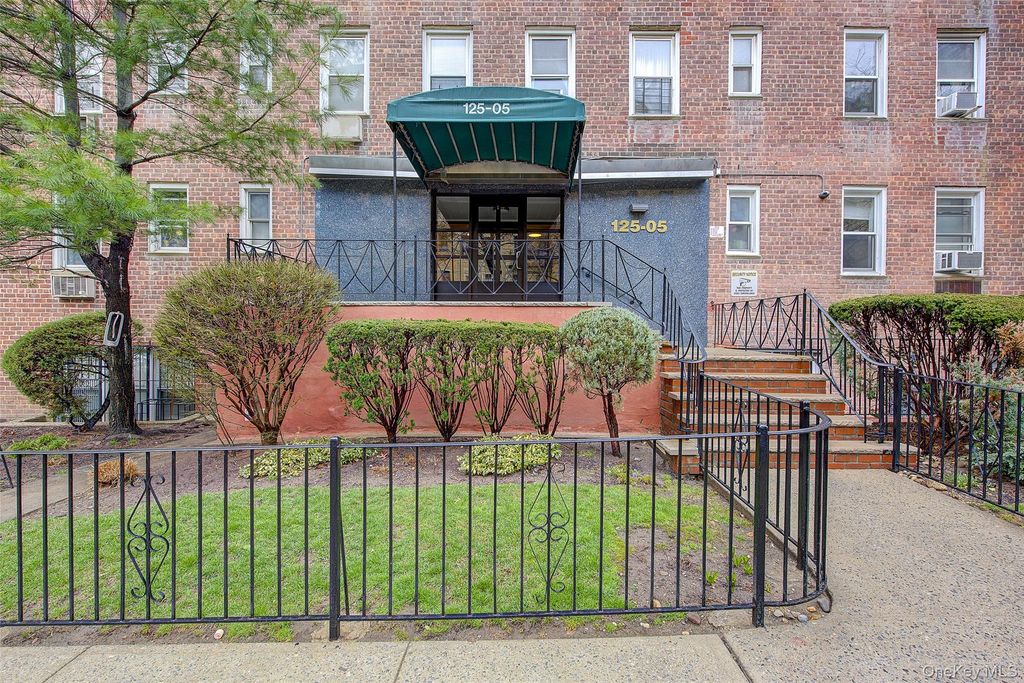 Photo of 125-05 84th Avenue #6G, Kew Gardens, NY 11415 (MLS # 975671)