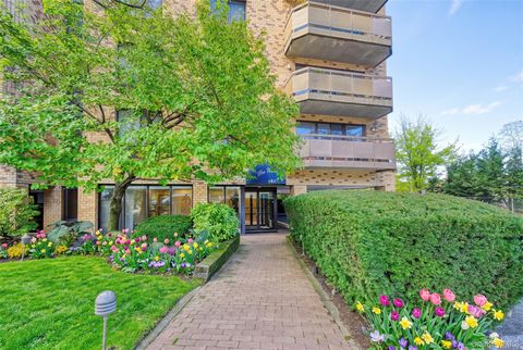 Condo For Rent - 141 Great Neck Road #2G<br/> Great Neck, NY 11021