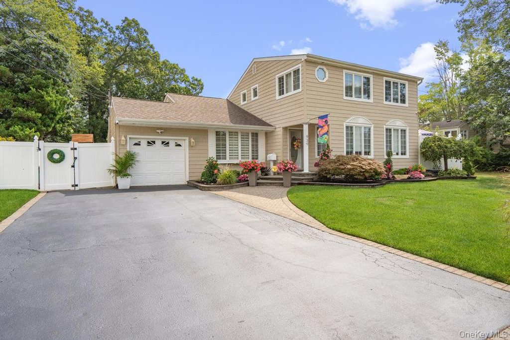 Photo of 939 Manor Lane, Bay Shore, NY 11706 (MLS # 951754)