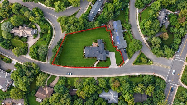 85 NASSAU DR, GREAT NECK, NY 11021 - Image d20a32f497bf2d870687587dff2cf7f1/216696504