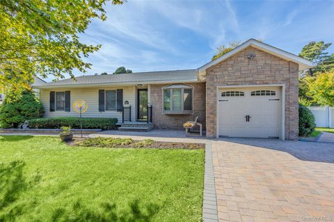 Photo of 4 Lisa Court, Medford, NY 11763 (MLS # 931342)