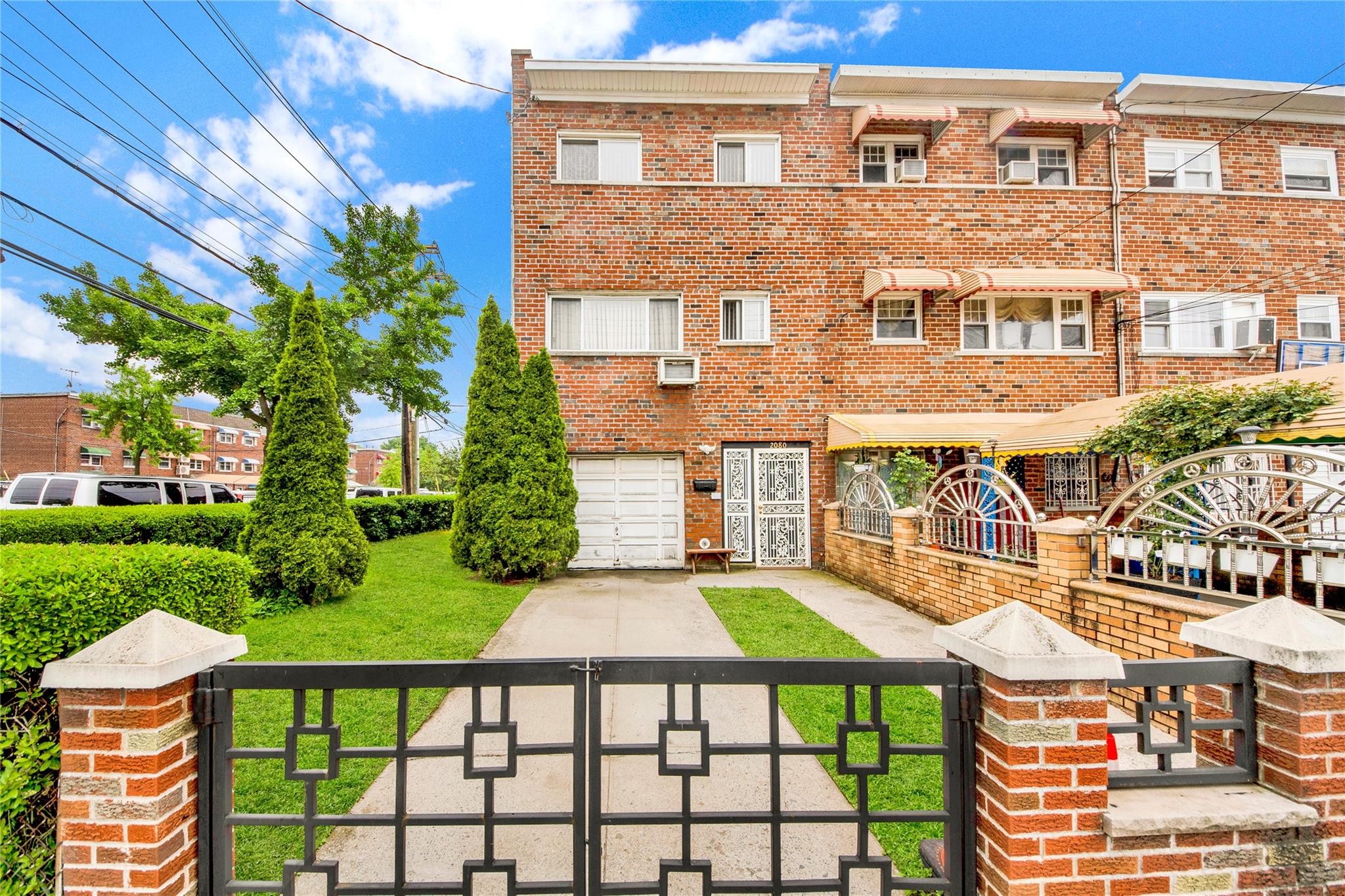 Lacombe Avenue, Bronx, New York - 3 Bedrooms  
4 Bathrooms  
6 Rooms - 