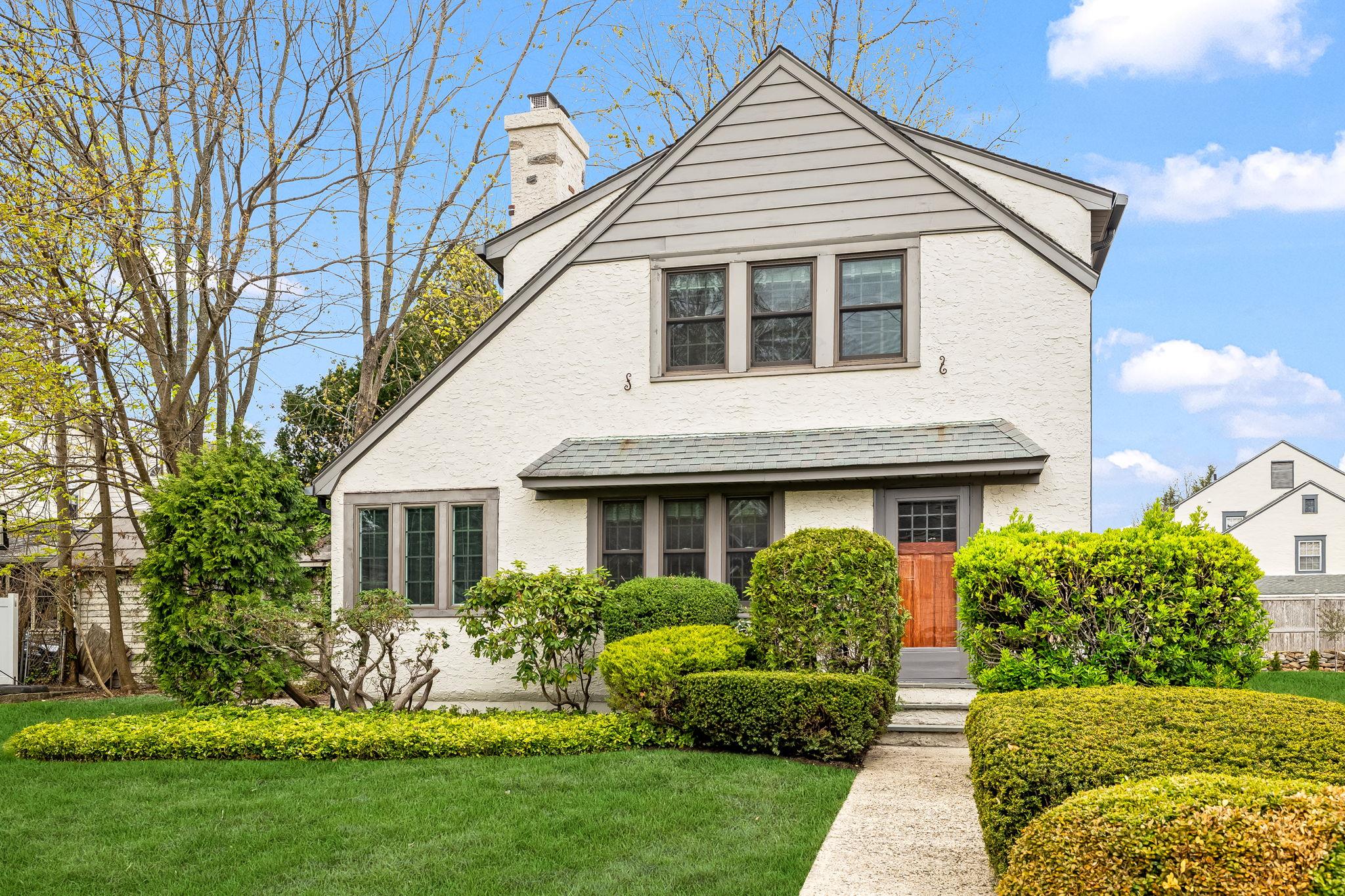 165 Lyons Road, Scarsdale, New York image 1