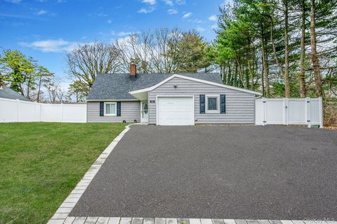 Photo of 157 Serpentine Lane, Islandia, NY 11749 (MLS # 980272)