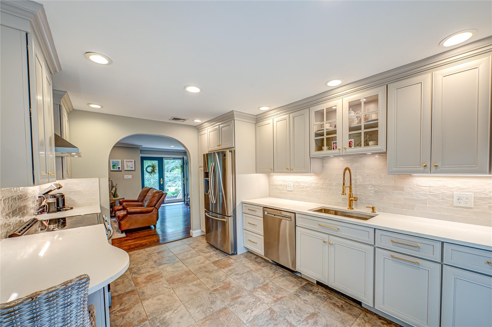 4 Greenvale Drive, East Northport, New York image 6