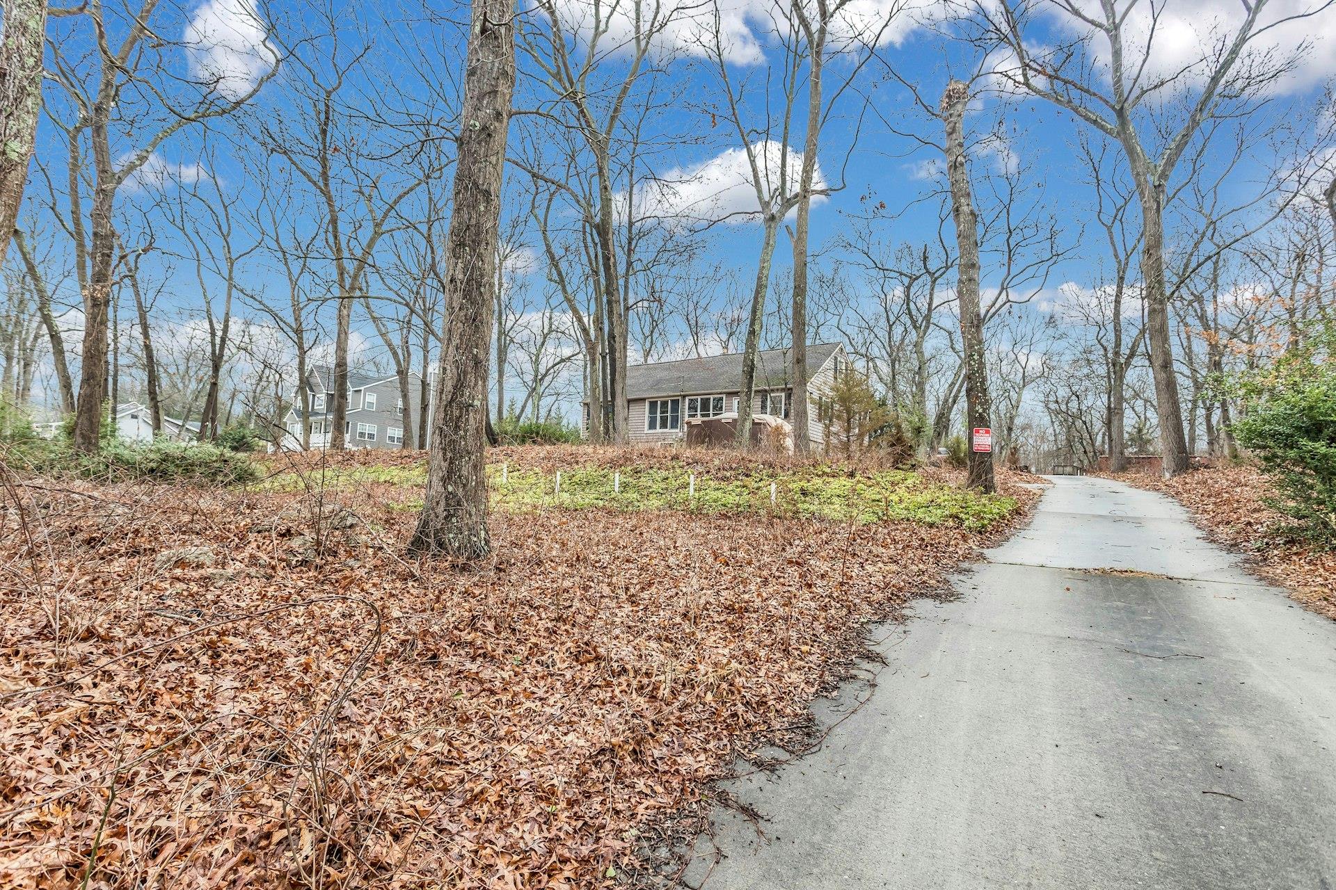 Mobrey Lane, Smithtown, Hamptons, NY - 6 Bedrooms  
3 Bathrooms - 
