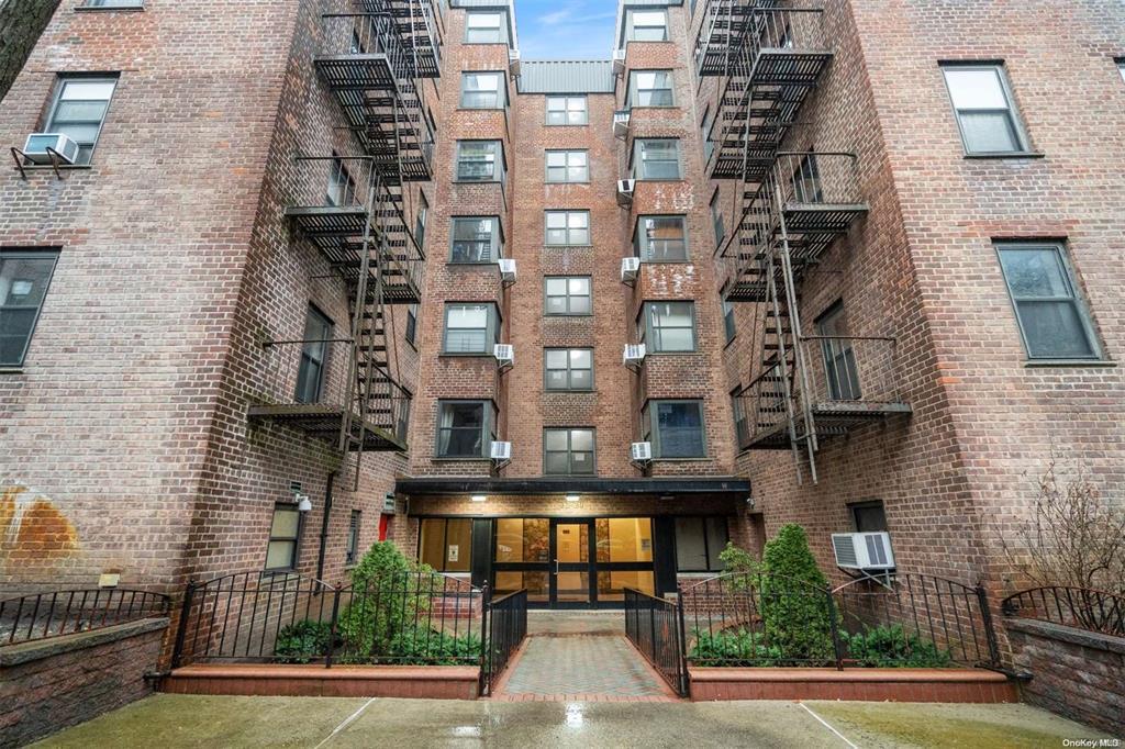 32nd Avenue Ave E607, East Elmhurst, Queens, NY - 1 Bedrooms  
1 Bathrooms  
4 Rooms - 