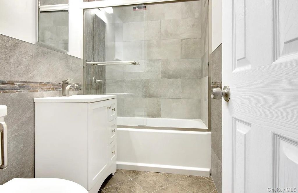 Photo of 9 Argyle Road #1A, Brooklyn, NY 11218 (MLS # 984944)