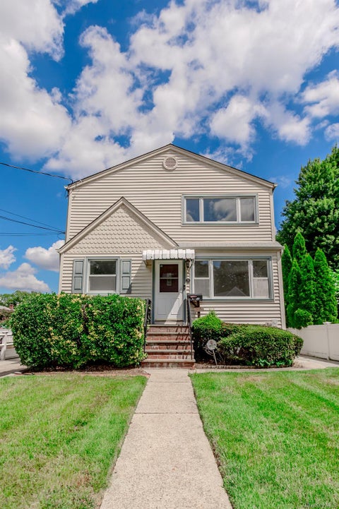 Multifamily For Rent - 59 Wood Street #1ST FLOOR<br/> Nassau County, Lynbrook, NY 11563