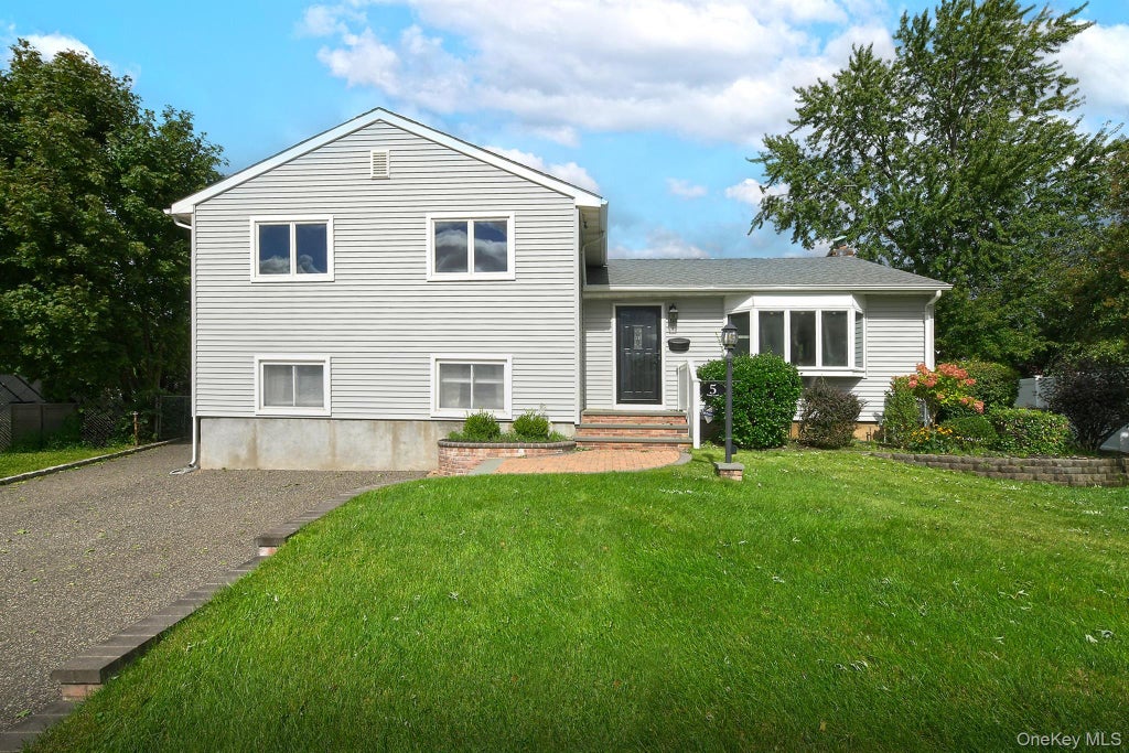Photo of 5 Robin Court, Bethpage, NY 11714 (MLS # 1056635)