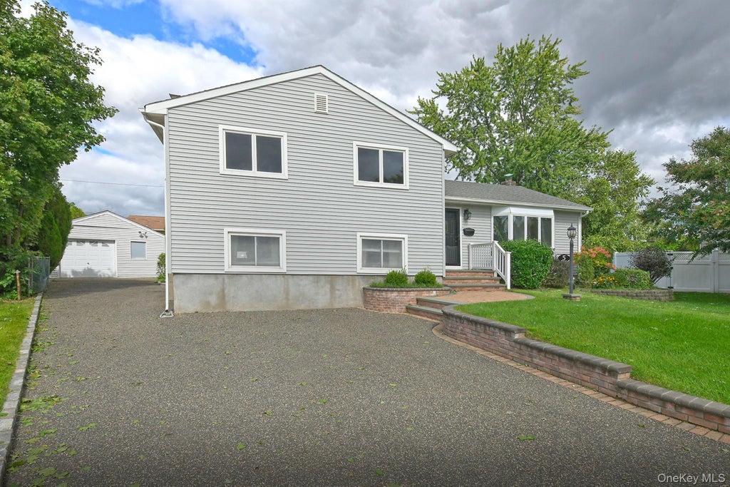 Photo of 5 Robin Court, Bethpage, NY 11714 (MLS # 1056635)
