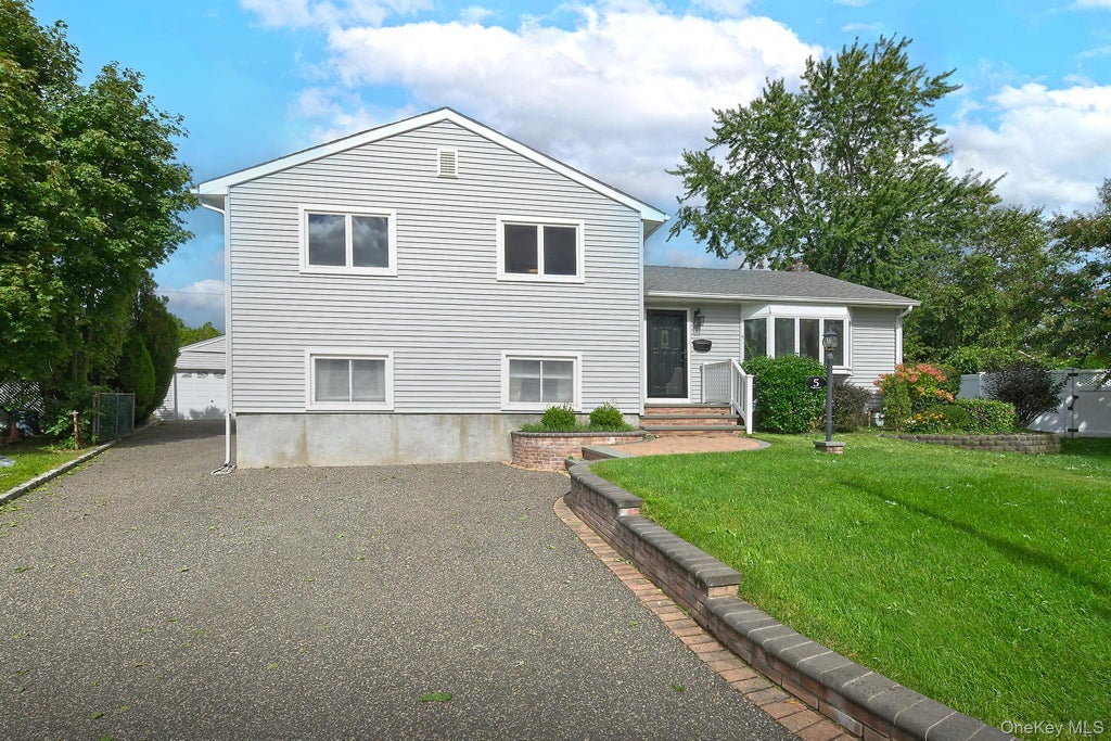 Photo of 5 Robin Court, Bethpage, NY 11714 (MLS # 1056635)