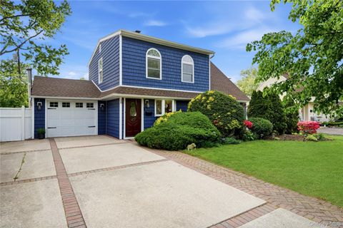 Homes For Sale - 10 Wildflower Lane<br/> Wantagh, NY 11793